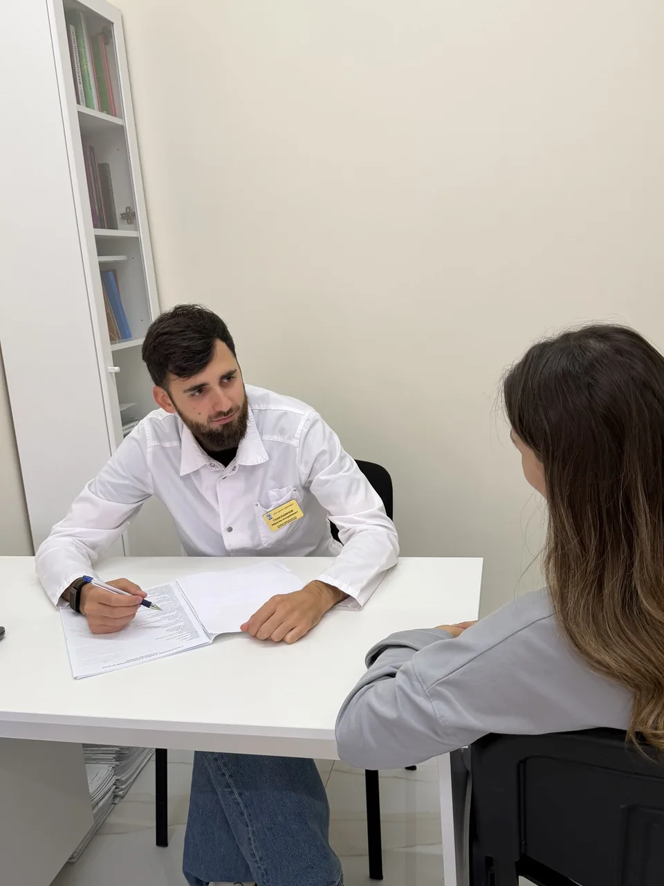 Ибрагим Тхакушинов на приёме с пациенткой